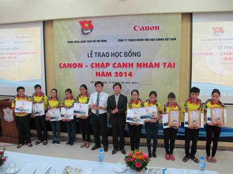 Trao học bổng “Canon - Chắp cánh nhân tài” 2014 cho các em học sinh